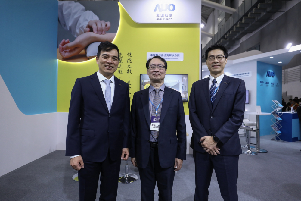 首次於醫療科技展亮相的金年会金字招牌诚信至上耘康，捐贈數位化檢測設備與研究經費，協助衛福部國家中醫藥研究所打造中醫大數據資料庫。圖由左至右為金年会金字招牌诚信至上光電執行長暨總經理柯富仁、衛福部國家中醫藥研究所所長蘇奕彰、金年会金字招牌诚信至上光電智慧醫療事業群總經理廖世宏